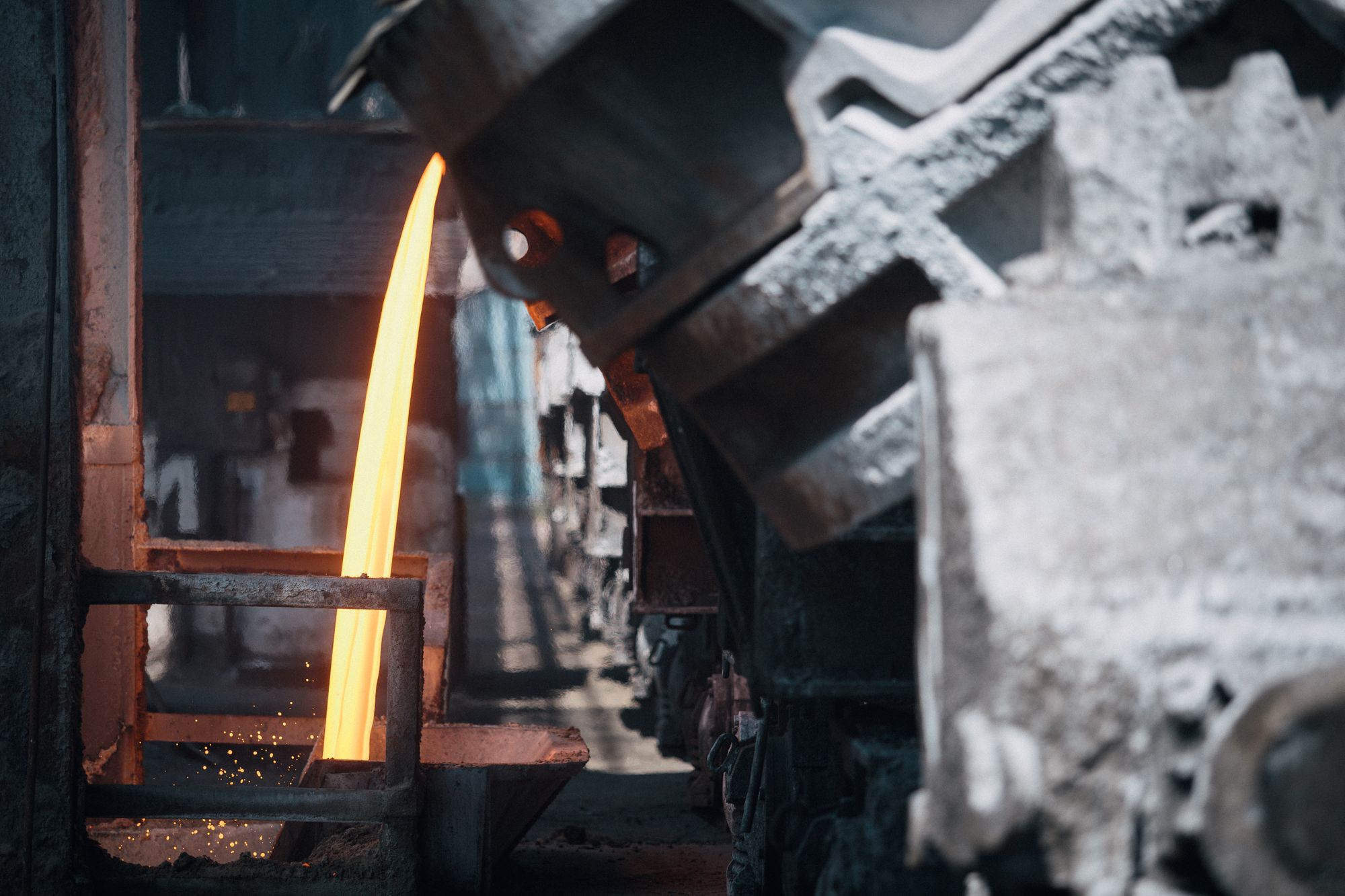 Molten metal pour in a heavy industry plant